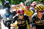 Jonas Vingegaard med rød hjelm i feltet sammen med Tadej Pogacar i den gule førertrøje på vej mod Mont Ventoux. I dag gælder det kongeetapen, der slutter med bjergtoppen Col de la Loze.  Foto: Bernard Papon/Ritzau Scanpix