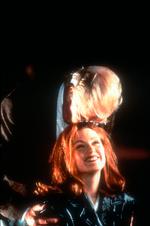 I ’Vanya on 42nd Street’ ankommer skuespillerne i deres hverdagstøj til et nedslidt teater i titlens gade. Den siden verdensberømte filmstjerne Julianne Moore kommer arm i arm med en mere ukendt skuespiller, sætter sig ved bordet, og så går skuespillet i gang. Foto: Alamy Limited / Pa images/Ritzau Scanpix