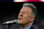 Lyle Lovett er texaner med stort T og synger her USA's nationalsang forud for en NFL-kamp mellem Houston Texans og New England Patriots i 2019. Foto: David J. Phillip/Ritzau Scanpix