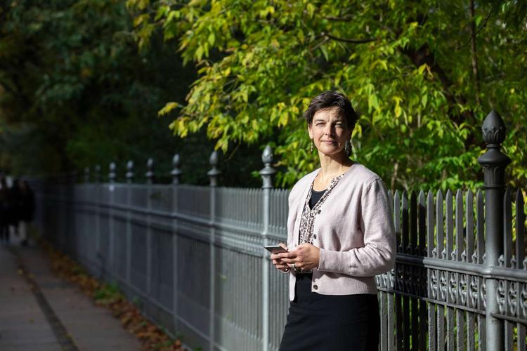 »Vi har en veldrevet offentlig sektor, som leverer resultater i topklasse, men i jagten på besparelser risikerer vi at skære i noget, der virker. Det kan koste os dyrt«, siger Djøf-formand Sara Vergo. Foto: Pr-foto