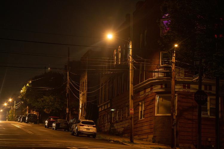 Pittsburghs nye led-gadebelysning kan justeres og begrænser lysforureningen ved at pege lyset nedad mod gaden.  Foto: Danielle Amy/Ritzau Scanpix