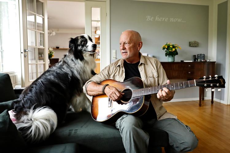 Den amerikanske musiker Ray Weaver, som har boet i Danmark i 30 år, oplever, at danskernes fordomme om amerikanere er blevet forstærket, siden Donald Trumps anden præsidentindsættelse. Her er han fotograferet i sit hjem i Nørre Herlev, syd for Hillerød.   Foto: Jens Dresling