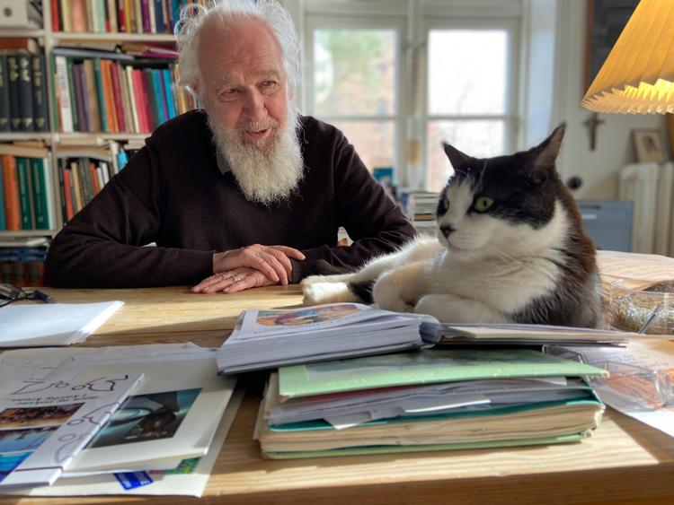 Sten Kaalø udgav tidligere i år digtsamlingen 'Idibera og andre nye digte'. Her har han fået selskab ved arbejdsbordet i Bovlund Præstegård.  Foto: Privatfoto