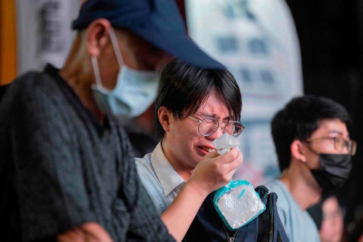 Flere regeringstro taiwanere brød sammen i gråd, efterhånden som det stod klart, at weekendens store afstemninger var slået fejl. Taiwan er nu i en demokratisk krise. Foto: Yu Chien Huang/Ritzau Scanpix