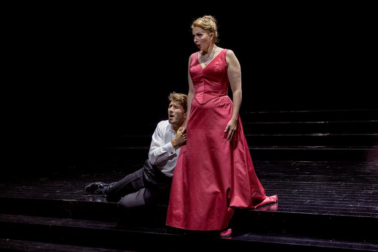 Tatjana i Tjakovskijs 'Eugen Onegin' blev en af Sofie Elkjær Jensens største præstationer, og hun tegnede portrættet af en kvinde, der har taget hele turen fra den stormende unge forelskelse til en moden kvindes resignation. Her fra prøverne i Operaen med Jens Søndergaard.  Foto: Finn Frandsen