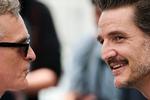 Joaquin Phoenix er en af de seneste tre årtiers mest respekterede skuespillere, mens Pedro Pascal lige i øjeblikket er centrum for en sand Pedro-feber på internettet. De to jævnaldrende skuespillere – de er begge 50 år – kan ses i filmen 'Eddington' netop nu.  Foto: Sarah Meyssonnier/Ritzau Scanpix