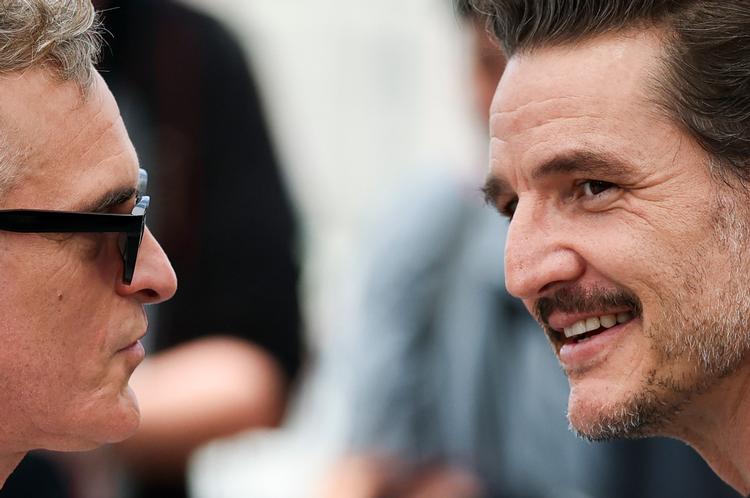 Joaquin Phoenix er en af de seneste tre årtiers mest respekterede skuespillere, mens Pedro Pascal lige i øjeblikket er centrum for en sand Pedro-feber på internettet. De to jævnaldrende skuespillere – de er begge 50 år – kan ses i filmen 'Eddington' netop nu.  Foto: Sarah Meyssonnier/Ritzau Scanpix