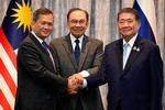 Malaysias regeringsleder, Anwar Ibrahim (i midten), Cambodjas ministerpræsident, Hun Manet (tv.), og Thailands fungerende ministerpræsident, Phumtham Wechayachai (th.) poserer efter forhandlinger om en våbenhvile. Foto: Mohd Rasfan/Ritzau Scanpix