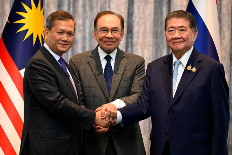 Malaysias regeringsleder, Anwar Ibrahim (i midten), Cambodjas ministerpræsident, Hun Manet (tv.), og Thailands fungerende ministerpræsident, Phumtham Wechayachai (th.) poserer efter forhandlinger om en våbenhvile. Foto: Mohd Rasfan/Ritzau Scanpix