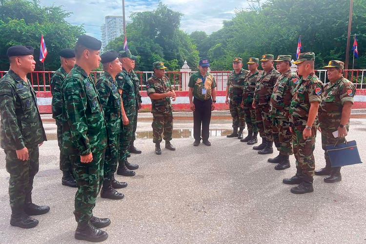 Militærchefer fra Cambodja og Thailand mødtes tirsdag ved en grænseovergang mellem landene. Foto: Handout/Ritzau Scanpix