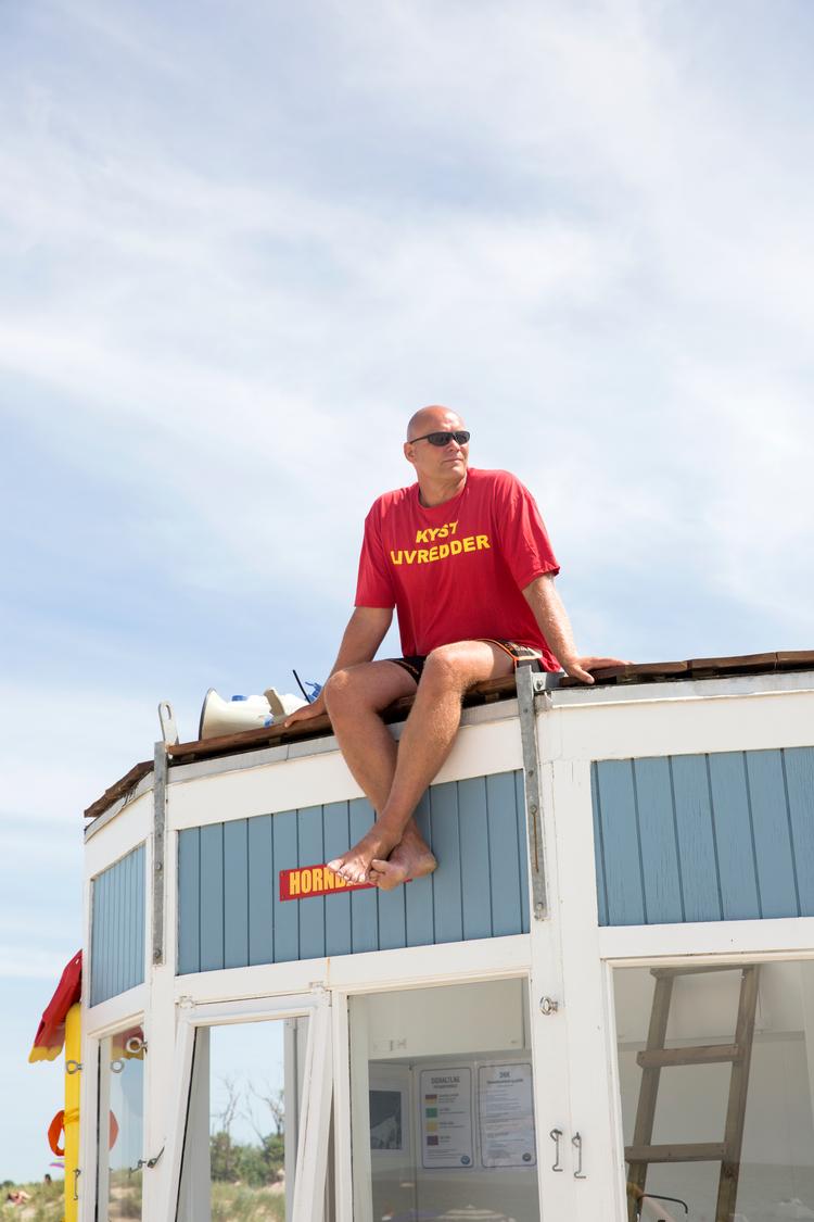 Livredderchef John Mogensen sidder her på livreddertårnet ved Hornbæk Strand, hvorfra han har et godt overblik. Foto: Andreas Haubjerg