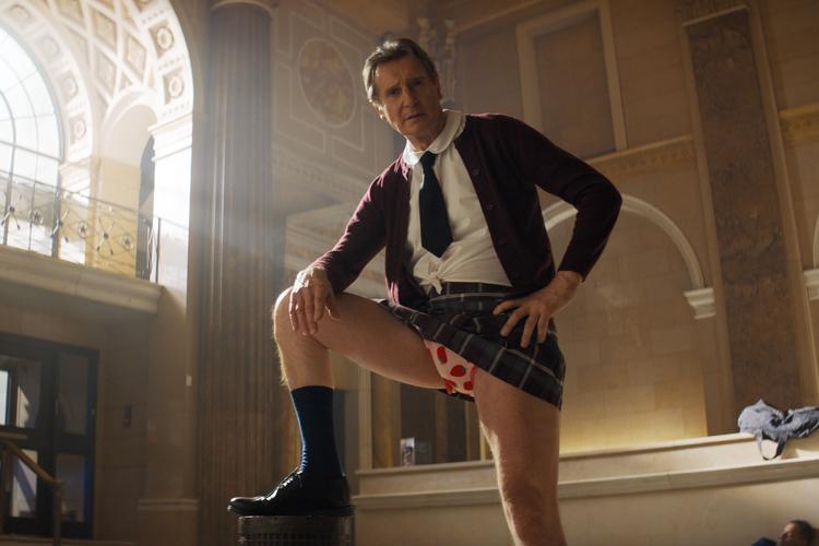 Liam Neeson taber gerne både hovedet og bukserne i den nye udgave af 'The Naked Gun'. Still: UIP. 