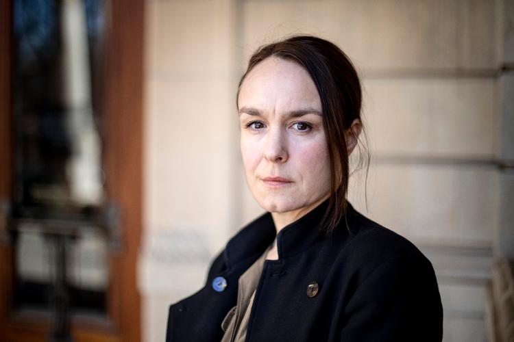  Siden 2919 har skuespilleren Rebecka Hemse også arbejdet som instruktør. »For mig handler det helt enkelt om, at jeg vil kunne gøre ting, som jeg ikke kan gøre med min egen krop. Og så må jeg bede andre om at gøre det, har hun sagt til Göteborgs-Posten.  Foto: 10430 Christine Olsson/Ritzau Scanpix