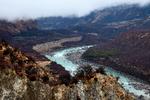 Yarlung Tsangpo-floden udspringer i fem kilometers højde i Himalaya og løber 1.125 km gennem Tibet til Indien og Bangladesh. Floden har skabt sin egen grand canyon - en enorm kløft, som er en af de længste i verden. Nu vil Kina tæmme vandets kræfter. Foto: Str/Ritzau Scanpix
