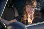 Skuespilleren Ana de Armas tager en smøg i bilen i filmen 'The Night Clerk'. Foto: Highland Film Group / Album/Ritzau Scanpix