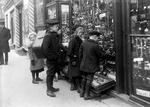 En flok børn stirrer tryllebundet på en vinduesudstilling på Gl. Kongevej på Frederiksberg. Fotoet var Politikens første publicerede pressefotografi, taget af Holger Damgaard i 1908. Foto: Holger Damgaard