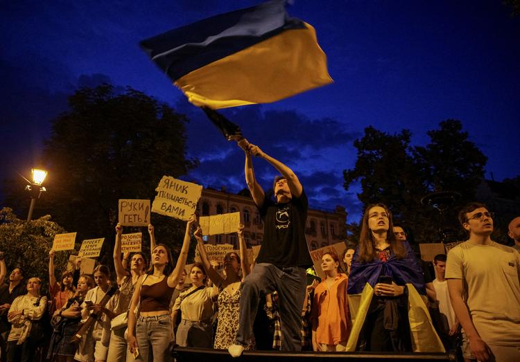 Volodymyr Zelenskyj har været i modvind pga. en sammenlægning af to antikorruptionsagenturer. Nu har parlamentet vedtaget en ny lov, der skal sikre agenturernes uafhængighed. Foto: Stanislav Kozliuk/Ritzau Scanpix