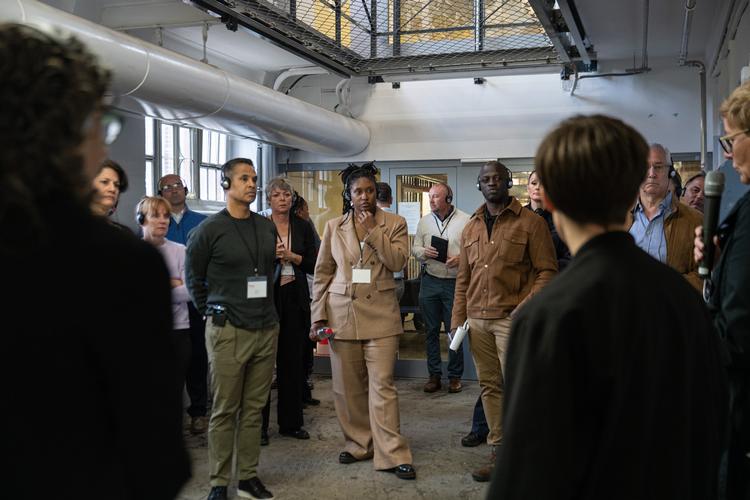 Den amerikanske delegation lytter til en leder i Tegel-fængslet i Berlin. Oklahoma, North Dakota og Massachusetts har sendt embedsmænd til at besøge fængsler i Tyskland i jagten på måder at forbedre forholdene for amerikanske indsatte.  Foto: Lena Mucha/Ritzau Scanpix