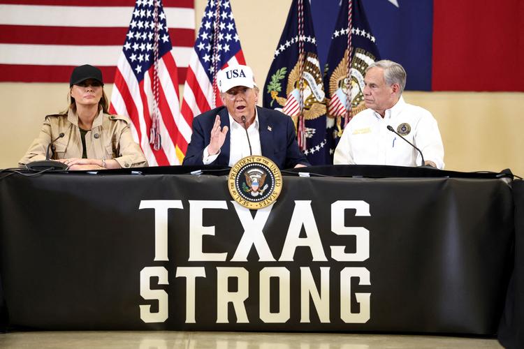 Den amerikanske præsident Donald Trump, førstedame Melania Trump og Texas' guvernør Greg Abbott deltager i en rundbordsdiskussion med førstehjælpere og lokale embedsmænd efter denne sommers katastrofale oversvømmelser på Hill Country Youth Center i Kerrville Foto: Kevin Lamarque/Ritzau Scanpix