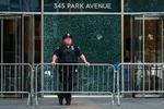 Et skudhul i vinduet i foyeren på 345 Park Avenue på Manhattan i New York vidner om det dødeligste masseskyderi i storbyen siden 2000. Foto: Timothy A. Clary/Ritzau Scanpix