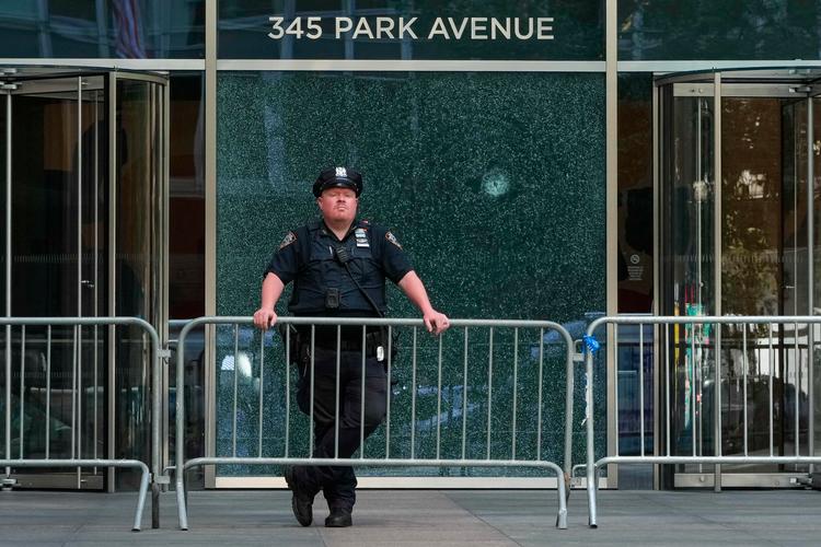 Et skudhul i vinduet i foyeren på 345 Park Avenue på Manhattan i New York vidner om det dødeligste masseskyderi i storbyen siden 2000. Foto: Timothy A. Clary/Ritzau Scanpix