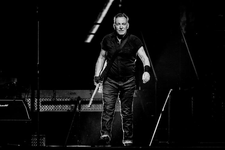  To ting har gjort Bruce Springsteen til en levende legende. Hans lp'ers udforskning af den amerikanske sjæls mytologi. Og så det aldrig svigtende nærvær, som hans lange og levende koncerter altid har været garant for. Her i Parken i København i 2023.   Foto: Christian Falck Wolff