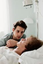 I SVT's serie 'Tør aldrig tårer uden handsker' dør Rasmus (Adam Pålsson) af aids, og hans kæreste Benjamin (Adam Lundgren) må ikke deltage i begravelsen. Ingen må vide, hvad Rasmus døde af, og at han var homoseksuel.  Foto: Peter Cedeling/Ritzau Scanpix