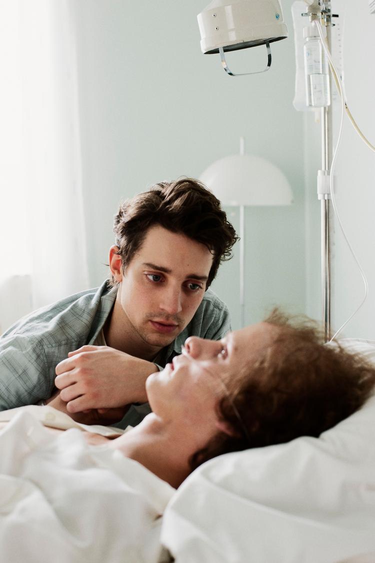 I SVT's serie 'Tør aldrig tårer uden handsker' dør Rasmus (Adam Pålsson) af aids, og hans kæreste Benjamin (Adam Lundgren) må ikke deltage i begravelsen. Ingen må vide, hvad Rasmus døde af, og at han var homoseksuel.  Foto: Peter Cedeling/Ritzau Scanpix