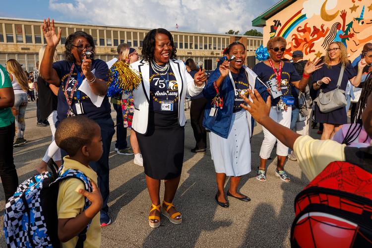 Wendy Sharpe, skoleleder for Franklin Spencer Edmonds Elementary School, i midten, hilser på sine elever på første skoledag i Philadelphia. Foto: Alejandro A. Alvarez/Ritzau Scanpix