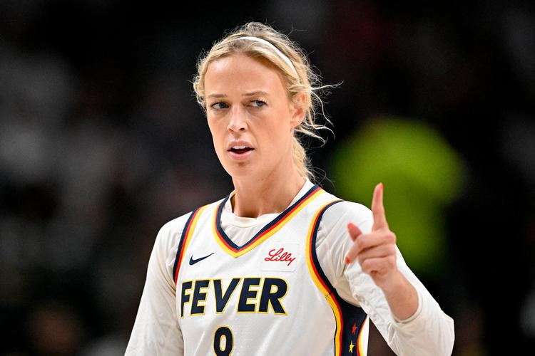 Indiana Fevers Sophie Cunningham var tæt på at blive ramt af en dildo, der blev kastet på banen under kampen mod Los Angeles Sparks. Foto: Jerome Miron/Ritzau Scanpix