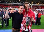 Rob McElhenney (tv.)og  Ryan Reynolds var på plads, da deres klub Wrexham sikrede sig oprykning til The Championship. Det var klubbens tredje oprykning, siden Hollywood-stjernerne tog over i 2020. Foto: Craig Brough/Ritzau Scanpix