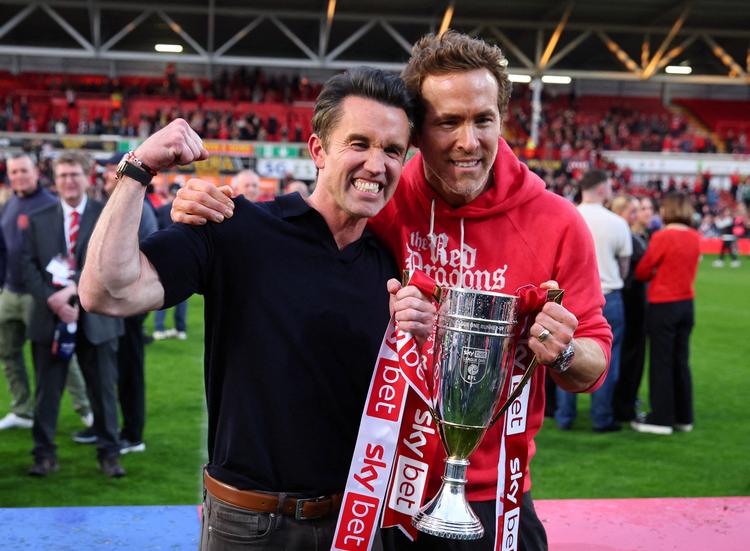Rob McElhenney (tv.)og  Ryan Reynolds var på plads, da deres klub Wrexham sikrede sig oprykning til The Championship. Det var klubbens tredje oprykning, siden Hollywood-stjernerne tog over i 2020. Foto: Craig Brough/Ritzau Scanpix