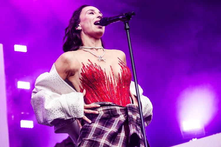 Medina spillede onsdag eftermiddag på Bøgescenen på Smukfest. Men ikke alle kvindelige kunstnere kan komme direkte på festivalprogrammet, og det afspejler sig i kønsbalancen, siger indholdschef Trine Bang. Foto: Helle Arensbak/Ritzau Scanpix