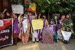 Menneskerettighedsaktivister råber slagord under en protest i Quetta 26. juli i år mod det påståede æresdrab på et par sidste måned i Margat nær Quetta i Balochistan, efter de var stukket af. Mere end et dusin mænd er blevet arresteret i det sydvestlige Pakistan for påstået involvering.  Foto: Banaras Khan/Ritzau Scanpix
