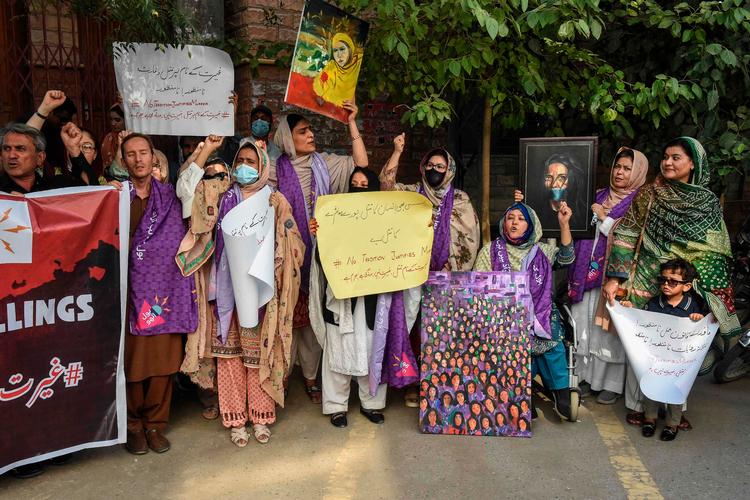 Menneskerettighedsaktivister råber slagord under en protest i Quetta 26. juli i år mod det påståede æresdrab på et par sidste måned i Margat nær Quetta i Balochistan, efter de var stukket af. Mere end et dusin mænd er blevet arresteret i det sydvestlige Pakistan for påstået involvering.  Foto: Banaras Khan/Ritzau Scanpix