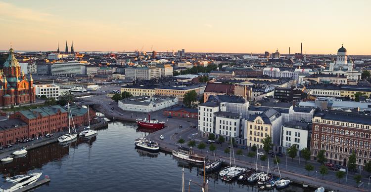 Uspenskikatedralen til venstre og Storkirken til højre er tilsammen Helsinkis to fascinerende vartegn og ikke til at komme udenom ved et besøg i den finske hovedstad.  Foto: Helsinki Partners
