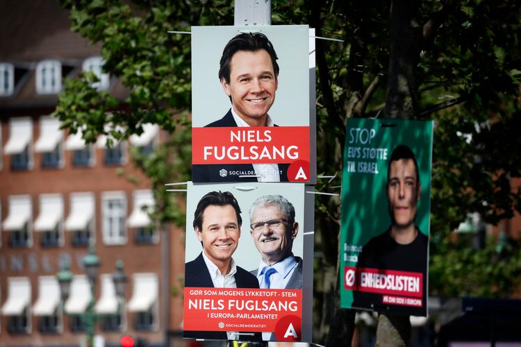 Ved EP-valget i 2024 havde Niels Fuglsang fået Mogens Lykketoft med på sine valgplakater.   Foto: Jens Dresling