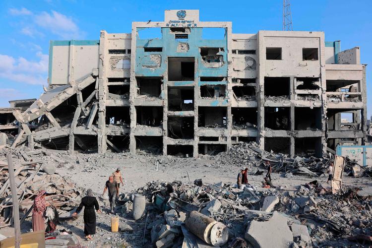 Palæstinensere inspicerede onsdag skaderne efter et natligt angreb på Sheikh Radwan Sundhedscenter i den nordlige del af Gaza by. Foto: Omar Al-qattaa/Ritzau Scanpix