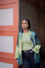 »Jeg bliver særligt glad, når en café tør have sin egen rytme, trække på traditioner udefra eller lade kvarterets historie skinne igennem«, siger Nasra Jama, Ibyens nye caféanmelder. Foto: Liv Latricia Habel 