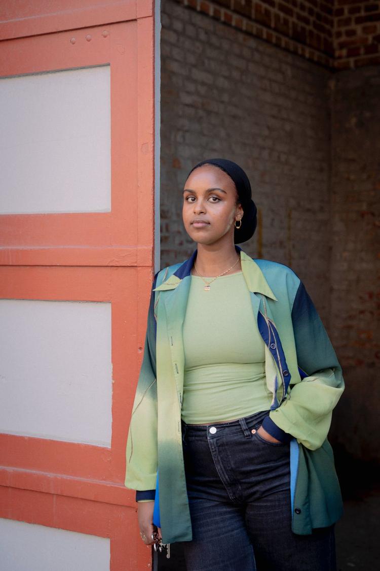 »Jeg bliver særligt glad, når en café tør have sin egen rytme, trække på traditioner udefra eller lade kvarterets historie skinne igennem«, siger Nasra Jama, Ibyens nye caféanmelder. Foto: Liv Latricia Habel 