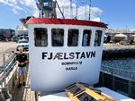 Fjælstad betyder nattergal på bornholmsk. Båden er fra 1954, holdt oprindeligt til i Hasle, hvor den var laksetrawler. I dag kan du overnatte om bord. Til venstre ses Tobias Woxholtt, manden bag Varra Water-projektet. 
