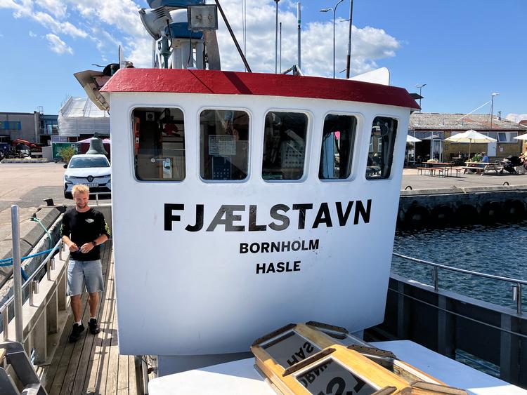 Fjælstad betyder nattergal på bornholmsk. Båden er fra 1954, holdt oprindeligt til i Hasle, hvor den var laksetrawler. I dag kan du overnatte om bord. Til venstre ses Tobias Woxholtt, manden bag Varra Water-projektet. 