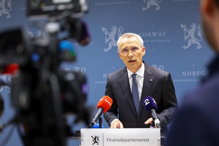 Den norske finansminister, Jens Stoltenberg, er kommet under hårdt pres. På et pressemøde fredag lagde han op til, at investeringsreglerne for den norske oliefond skal strammes, men han ville ikke sige, hvordan det konkret skal ske. Foto: Tan_thomas Andersen/Ritzau Scanpix