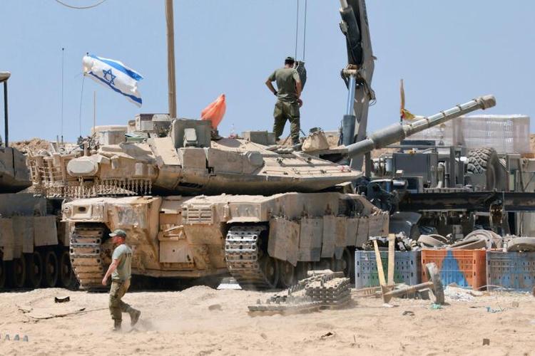 Israelske tropper ved deres kampvogne nær grænsehegnet til Gazastriben. Foto: Jack Guez/AFP/Ritzau Scanpix. 