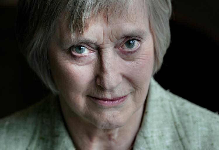 Efter Stella Rimington var gået på pension, brugte hun sin tid på at skrive spionthrillere. Hendes hovedperson, Liz Carlyle, var MI5-agent og arbejdede i et mandsdomineret miljø - nøjagtig som hun selv havde gjort gennem hele sin karriere.  Foto: Maria Fonfara/Ritzau Scanpix