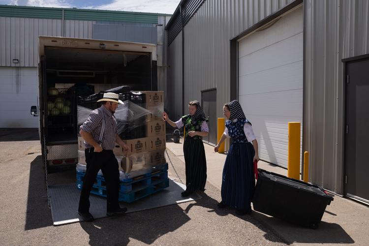 Michael Hofer, der tilhører et trossamfund beslægtet med mennonitterne – som lige nu oplever et stort udbrud af mæslinger – laster varer på det lokale marked i byen Medicine Hat i Alberta. Foto: Nasuna Stuart-ulin/Ritzau Scanpix