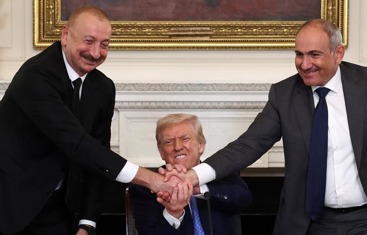 Ved ceremonien var Trump flankeret af Aserbajdsjans præsident, Ilham Alijev, og Armeniens ministerpræsident, Nikol Pasjinjan. Foto: Kevin Lamarque/Ritzau Scanpix