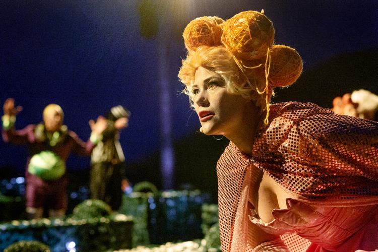 Det er gode sangere, der har indvilliget i at springe rundt med mikroportere på i grusgraven uden for Roskilde. Her sopranen Clara Cecilie Thomsen som tjenestepigen Susanna. Foto: Mikal Schlosser