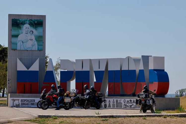 I Mariupol, en ukrainsk by under russisk kontrol, er et skilt med byens navn malet i farverne fra det russiske flag. Forud for topmødet fredag mellem den amerikanske præsident, Donald Trump, og den russiske præsident, Vladimir Putin, frygter eksperter, at en aftale kan indebære, at Ukraine skal afstå land. Foto: Alexander Ermochenko/Ritzau Scanpix