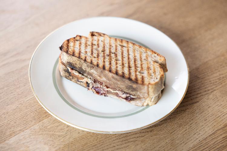 Ankers Grillet Peanutbutter (45 kr.) ern sofistikeret fortolkning af den klassiske peanut butter and jelly-sandwich. Foto: Peter Maunsbach